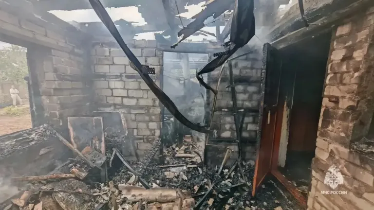 В Волгограде при пожаре в частном доме сгорела постройка на 60 квадратах