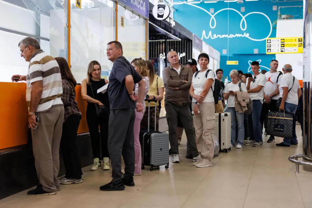 В волгоградском аэропорту отменили и задержали рейсы в Москву и Петербург