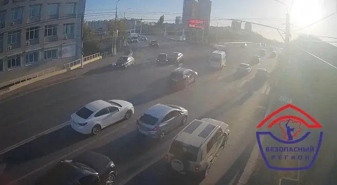 На улице Рабоче-Крестьянской сняли на видео столкновение двух седанов