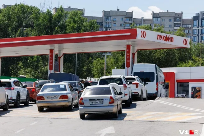 В Волгограде бензин А-100 подорожал до 99,99 рубля за литр