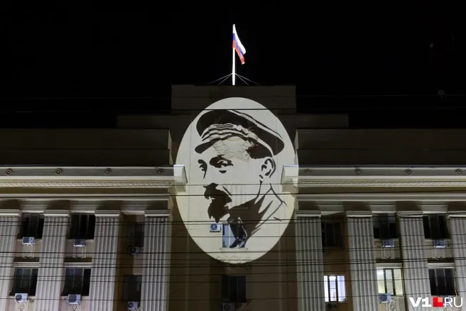 На фасаде волгоградского Главка МВД появился профиль Дзержинского
