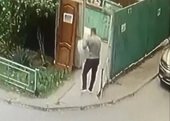 В Волгограде строительные отходы выбросили в баки под видом бытовых
