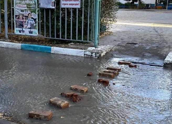 В Волгограде затопило улицу Изобильную у школы и ГИБДД