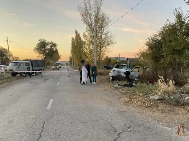 Под Волгоградом водитель погиб, врезавшись в бетонный колодец